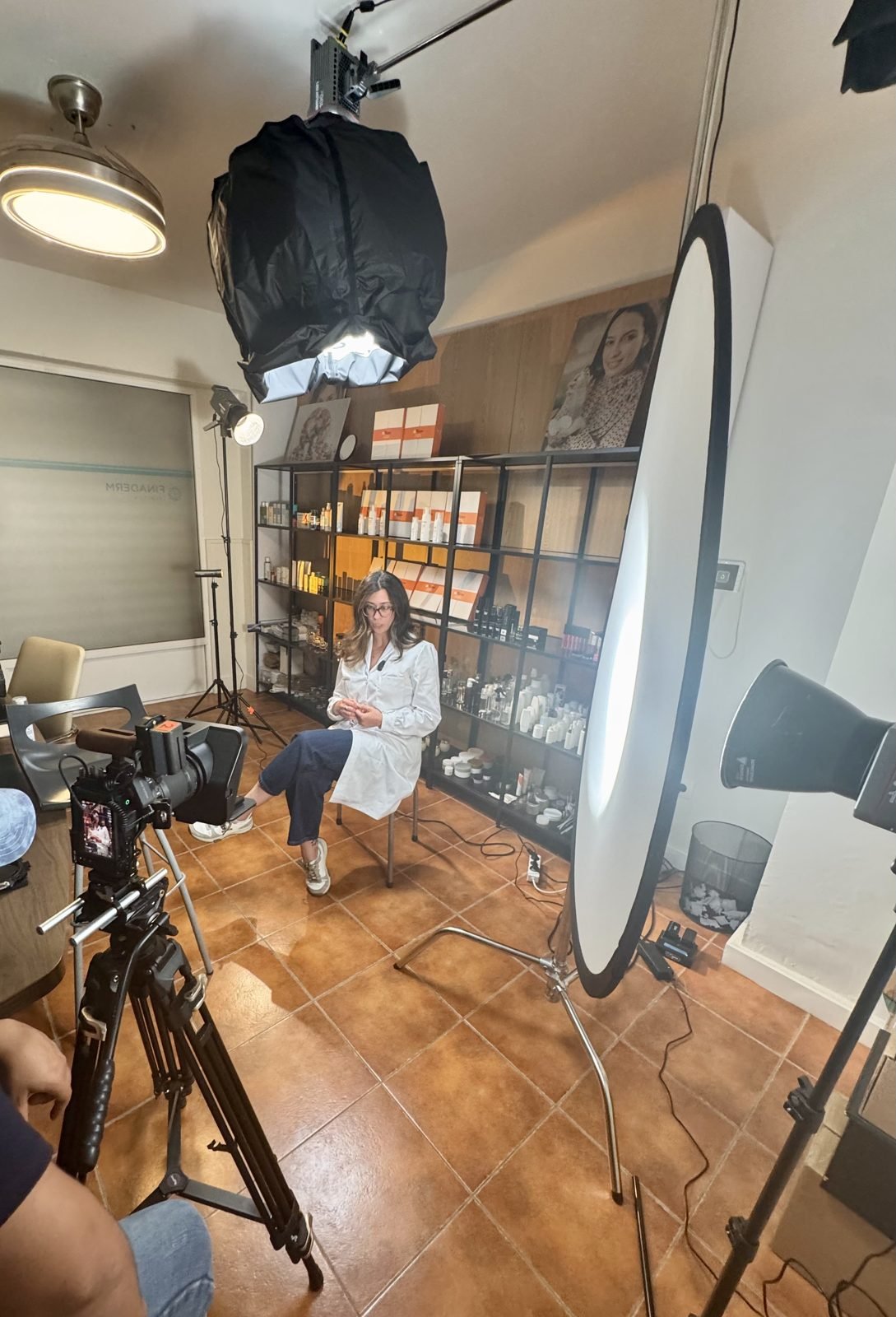 Grabación de una entrevista divulgativa en una consulta, con cámara e iluminación profesional